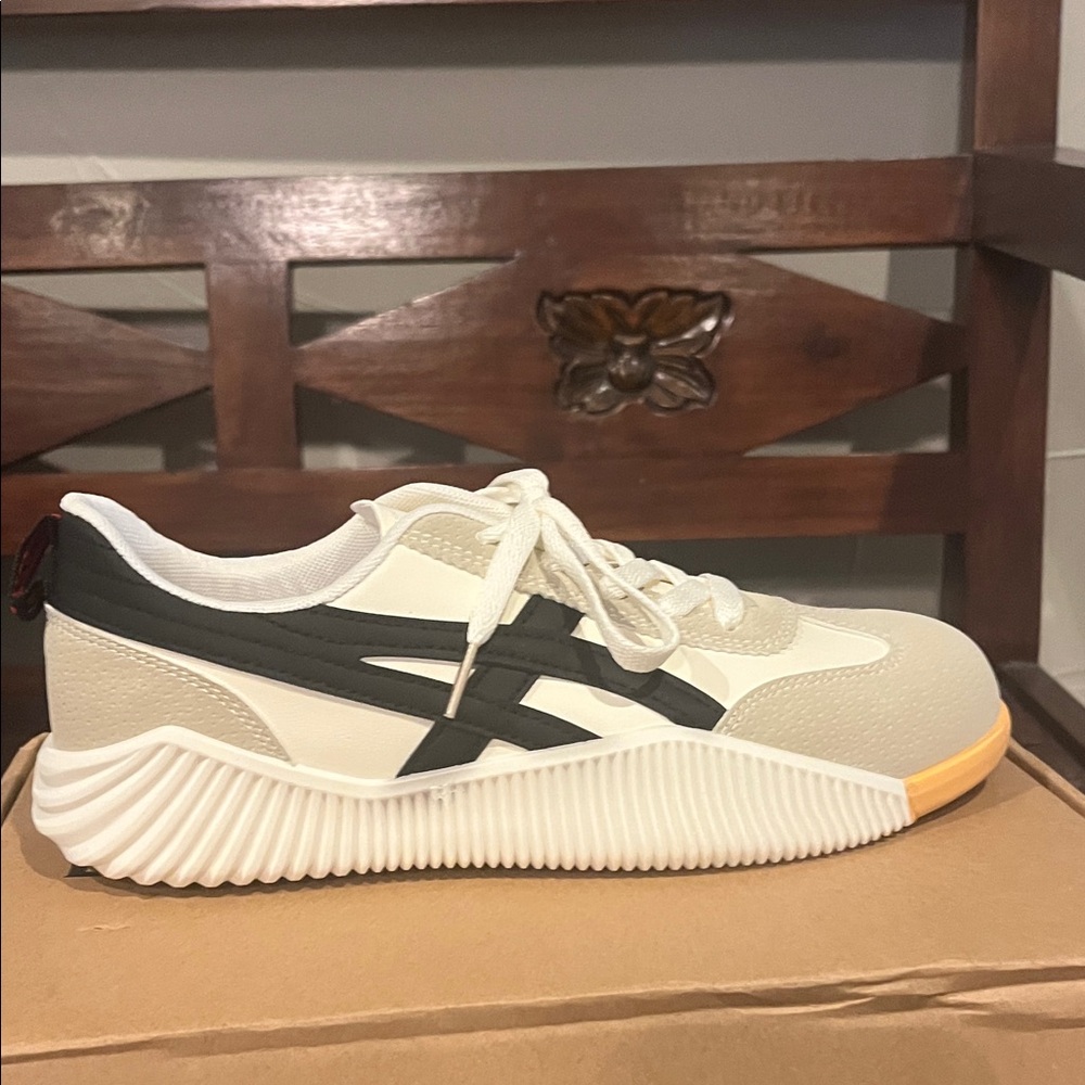 NWT De Florence Cloudea Sneakers. Size 42. - Picture 6 of 11